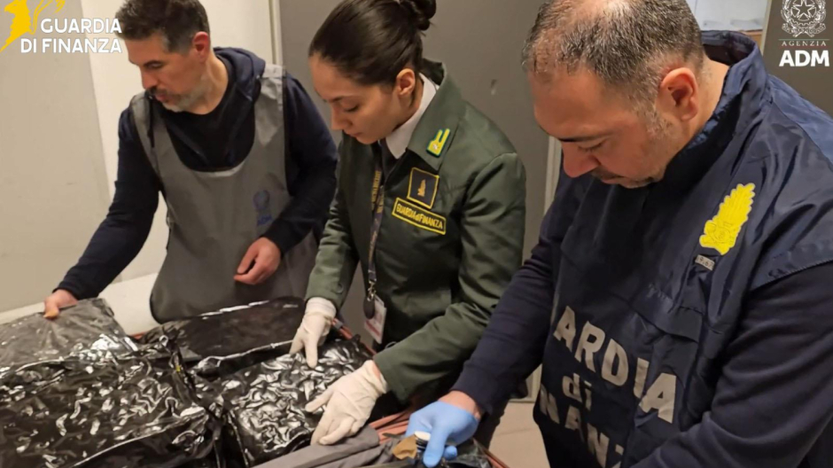 Malpensa, traffico di stupefacenti: arrestata passeggera con circa 17kg di droga